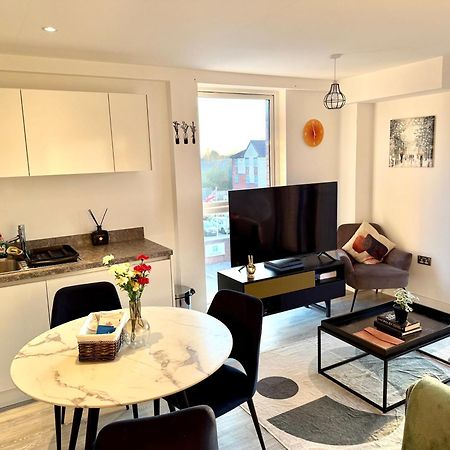 Relaxing 1-Bed Flat In Salford With Street Parking Apartment แมนเชสเตอร์ ภายนอก รูปภาพ