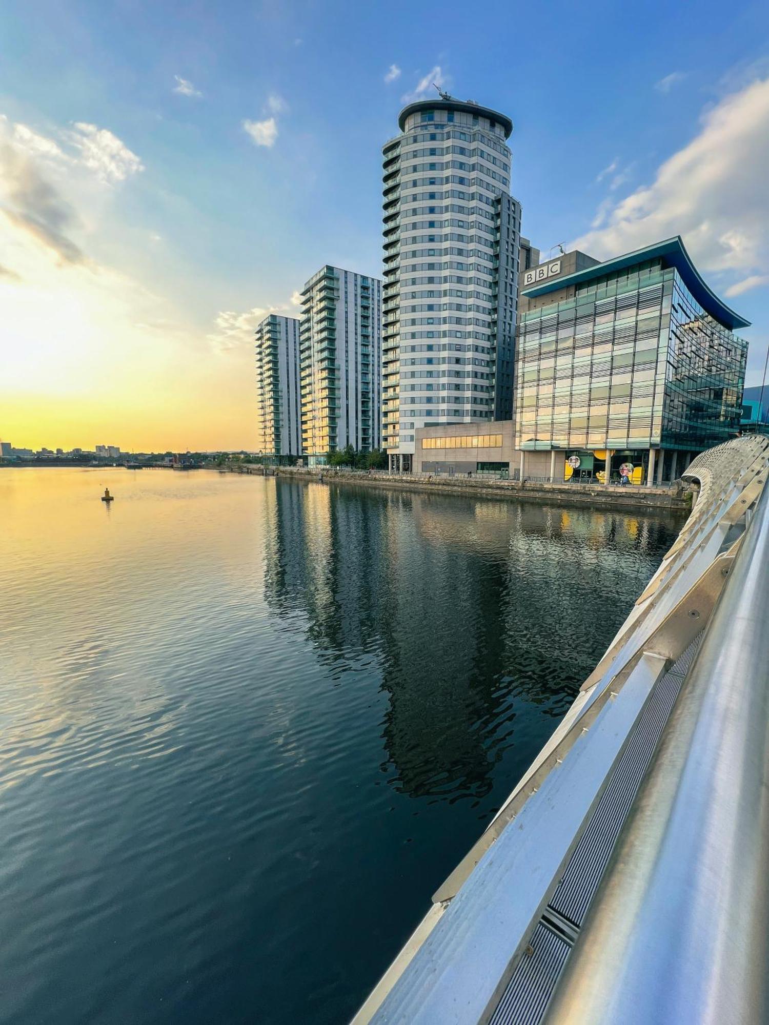 Relaxing 1-Bed Flat In Salford With Street Parking Apartment แมนเชสเตอร์ ภายนอก รูปภาพ