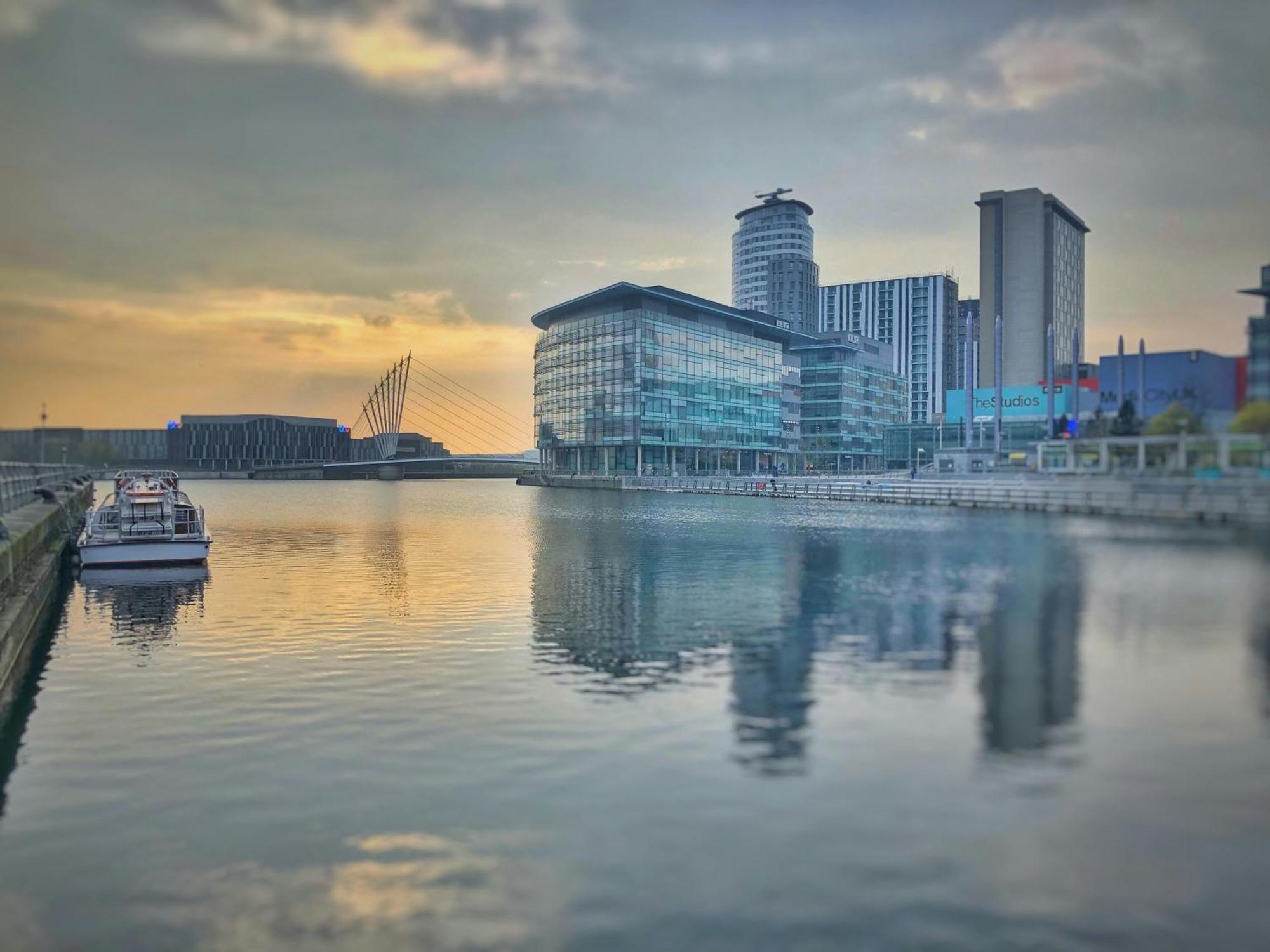 Relaxing 1-Bed Flat In Salford With Street Parking Apartment แมนเชสเตอร์ ภายนอก รูปภาพ