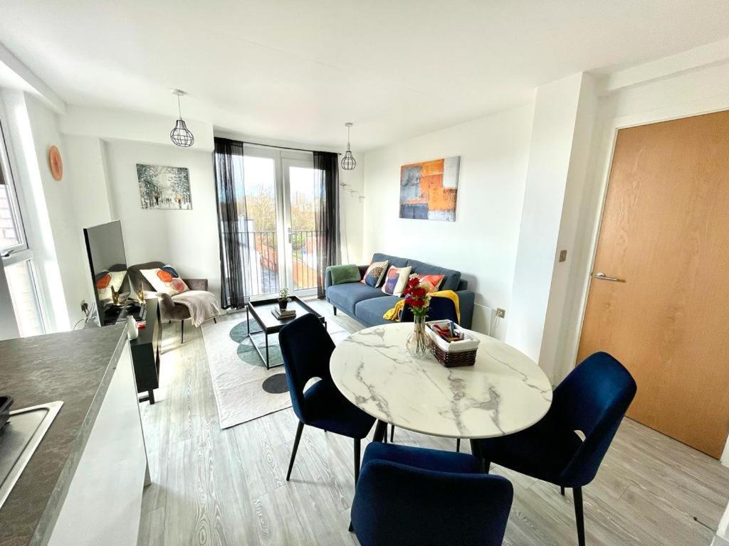 Relaxing 1-Bed Flat In Salford With Street Parking Apartment แมนเชสเตอร์ ภายนอก รูปภาพ