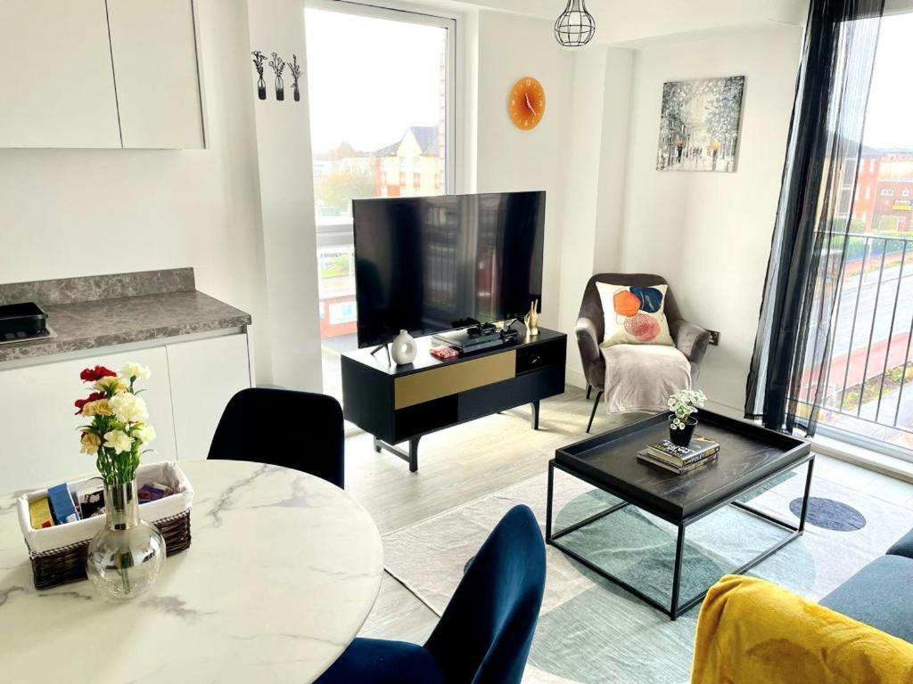 Relaxing 1-Bed Flat In Salford With Street Parking Apartment แมนเชสเตอร์ ภายนอก รูปภาพ
