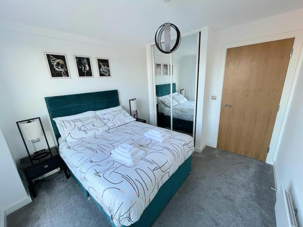 Relaxing 1-Bed Flat In Salford With Street Parking Apartment แมนเชสเตอร์ ภายนอก รูปภาพ