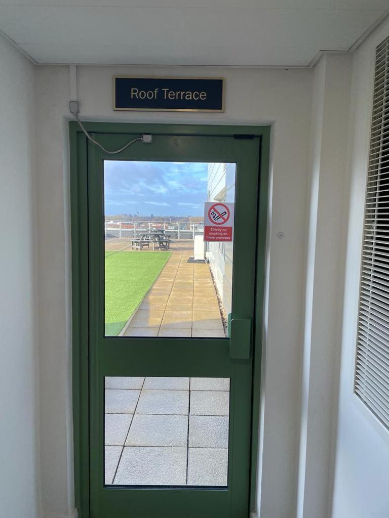 Relaxing 1-Bed Flat In Salford With Street Parking Apartment แมนเชสเตอร์ ภายนอก รูปภาพ