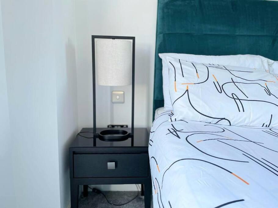 Relaxing 1-Bed Flat In Salford With Street Parking Apartment แมนเชสเตอร์ ภายนอก รูปภาพ