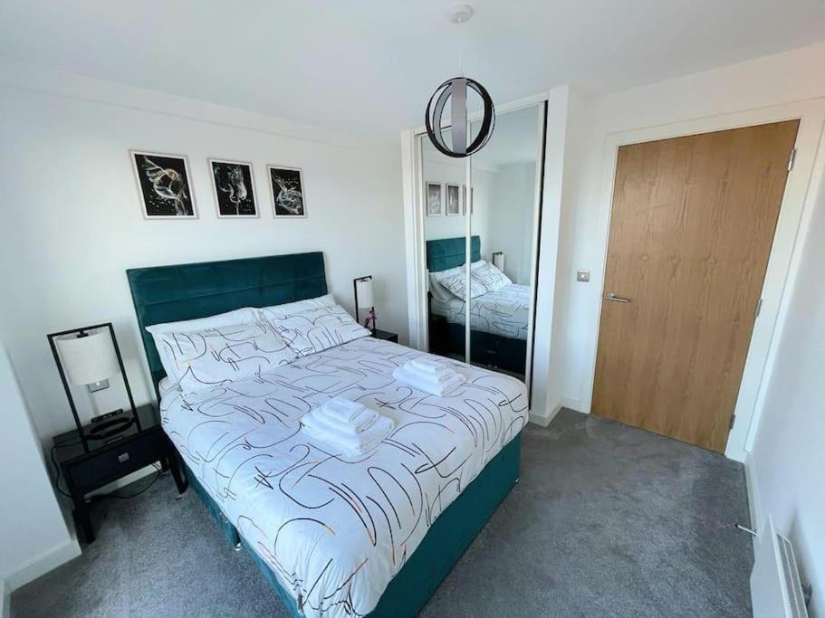 Relaxing 1-Bed Flat In Salford With Street Parking Apartment แมนเชสเตอร์ ภายนอก รูปภาพ